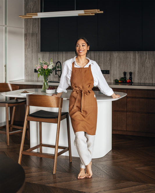 Linen bib apron in Cinnamon