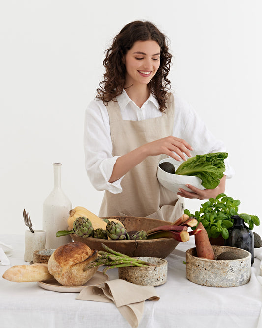 Pinafore cross-back linen apron in Natural linen